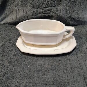 Pfaltzgraff Heritage White Gravy Boat with Underplate 2-433 Stoneware Farmhouse